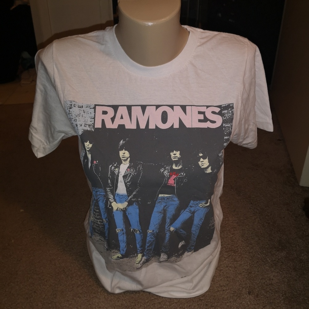 Ramones t-shirt, new! Size small